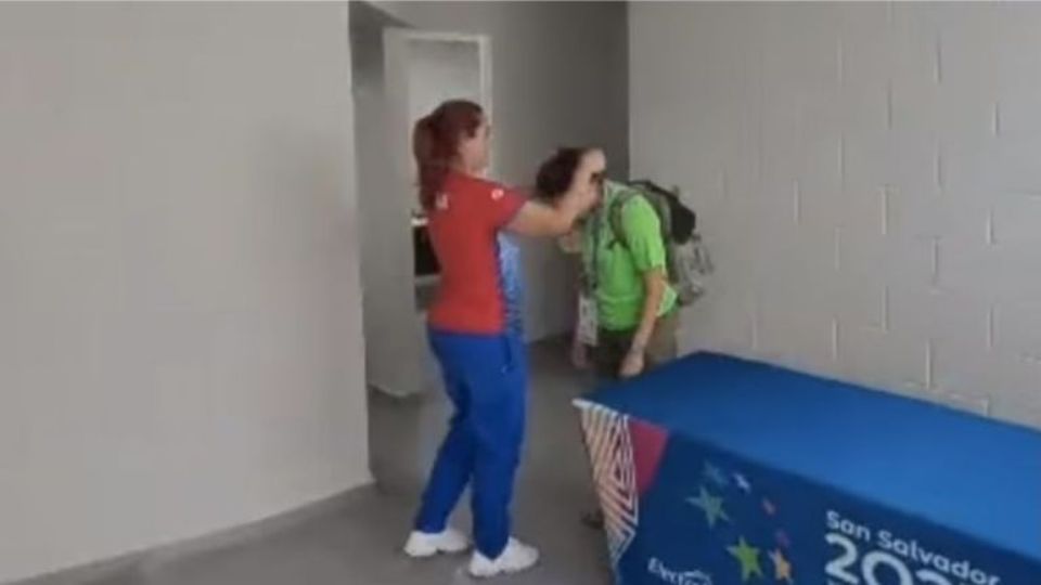 La caribeña le cuelga la presea a su par azteca (Foto: Captura).