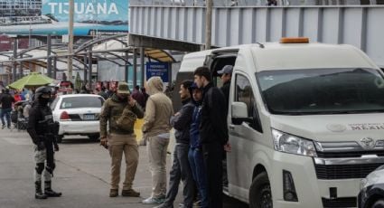 Migrantes en campamento en las inmediaciones de la garita de San Ysidro son reubicados en albergues de Tijuana