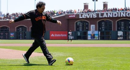 Hugo Sánchez patea la primera bola en juego de Ligas Mayores entre Giants y Orioles