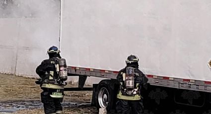 Se registra fuga de sustancia tóxica de caja de tráiler abandonada en Puebla; evacúan a personas en las inmediaciones