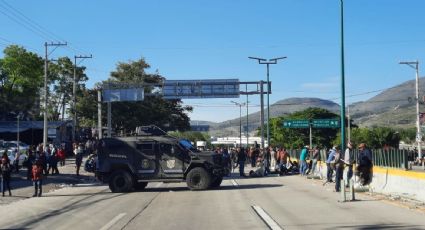 Pobladores de Guerrero bloquean por segundo día consecutivo la Autopista del Sol y mantienen retenidas a autoridades estatales