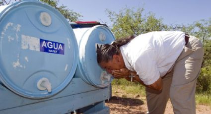 Activistas instalan estaciones de agua en la frontera entre México y Arizona tras muertes de migrantes por ola de calor