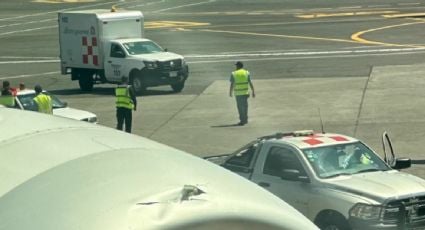 Pasillo telescópico golpea el motor de un avión de Aeroméxico en pista del AICM