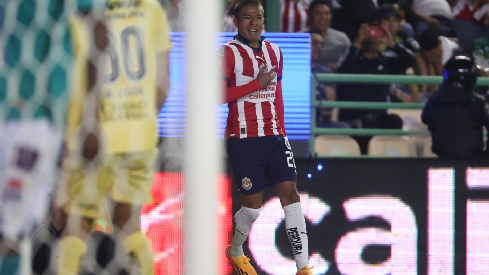 Padilla festeja su gol (Foto: @Chivas).