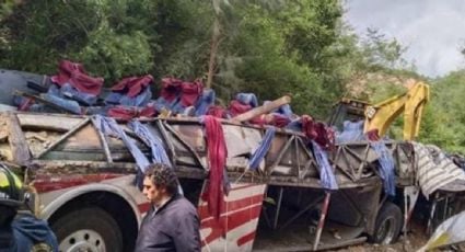 Mueren 27 personas por la volcadura de un autobús de pasajeros en una carretera en Oaxaca