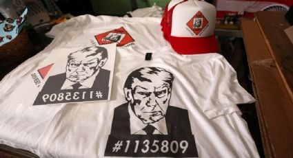 El equipo de campaña de Trump usa la foto de su ficha policial en playeras y tazas para recaudar fondos