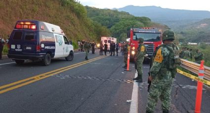 Hay al menos 15 muertos y 21 heridos por la caída de un autobús a un barranco en Nayarit