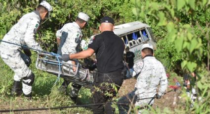 Suman 17 muertos por la caída de un autobús en un barranco en Nayarit