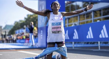 La etíope Tigst Assefa rompe el récord mundial femenil al conquistar el Maratón de Berlín