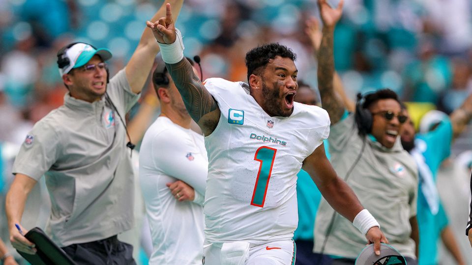 Tua Tagovailoa  celebra desde la banca de Dolphins. (Foto: Reuters).