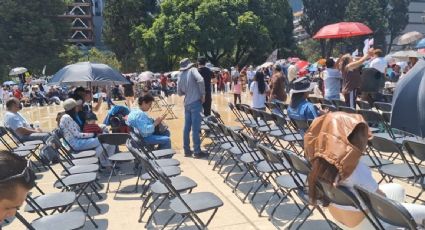 Clara Brugada inicia sus recorridos por la CDMX con pase de lista y sillas vacías en el Monumento a la Revolución