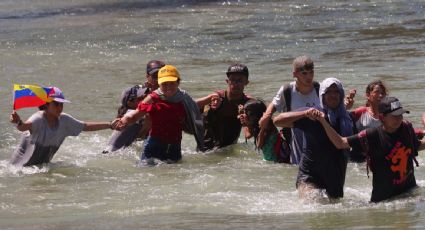 Fracasan barreras flotantes de Texas en el río Grande: aumenta el flujo de migrantes que intenta cruzar hacia Eagle Pass