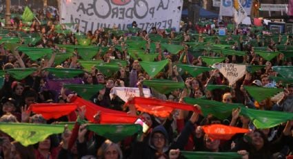 Marea Verde en Argentina se manifiesta a favor del derecho al aborto y contra el candidato de ultraderecha Javier Milei