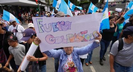 Guatemaltecos protestan en las calles para exigir la renuncia de la fiscal general por interferir en el proceso electoral