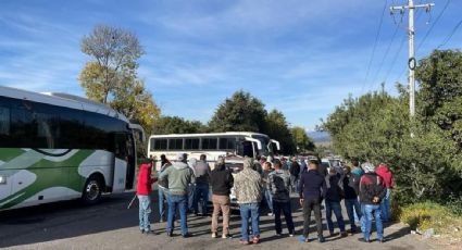 Indígenas de Michoacán bloquean cinco carreteras para exigir seguridad en sus comunidades