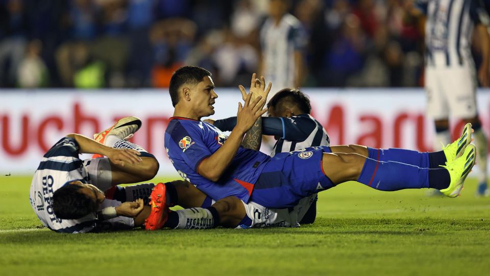 Gabriel Fernández lamenta una falla en su debut con Cruz Azul. (Foto: EFE).