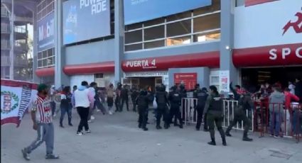 Aficionados de Necaxa y Atlas protagonizan bronca afuera del Estadio Victoria