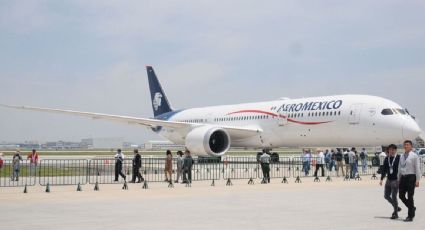 Hay un detenido por abrir la puerta de emergencia de un avión de Aeroméxico en el AICM; los pasajeros llevaban cuatro horas sin ventilación, acusan