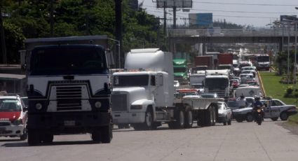 Bloquean carretera en Veracruz por la detención de un citricultor; familiares acusan que fue torturado