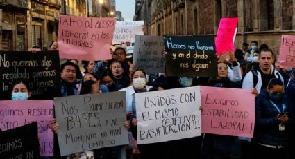 Protestan en Palacio Nacional para exigir la basificación de trabajadores contratados en pandemia; "será por etapas", responde el IMSS