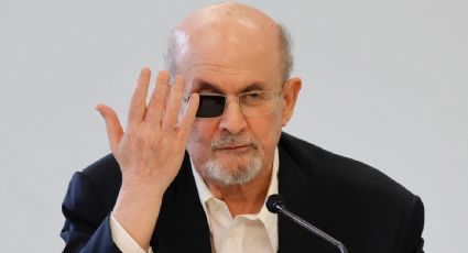 El juicio contra el acusado de apuñalar a Salman Rushdie se aplaza hasta la publicación de las memorias del autor sobre el ataque