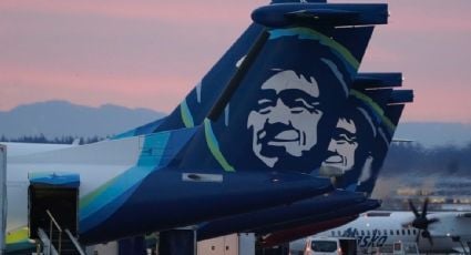 Alaska Airlines suspende los vuelos en sus Boeing 737-9 luego de que uno perdió una ventana tras despegar