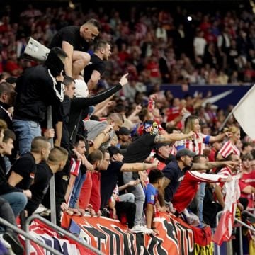 Atlético de Madrid identifica a dos encapuchados autores de la violencia en el derbi y los expulsará