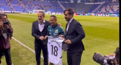 Andrés Guardado recibe una camiseta del Valencia, su exequipo, a manera de homenaje