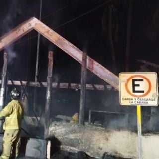 Se incendia tradicional restaurante en Acapulco; empresarios piden que se aclare si fue vandalismo