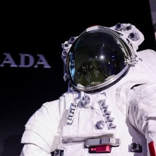 Astronautas visten de Prada: la casa de moda diseña los trajes para la misión lunar de la NASA