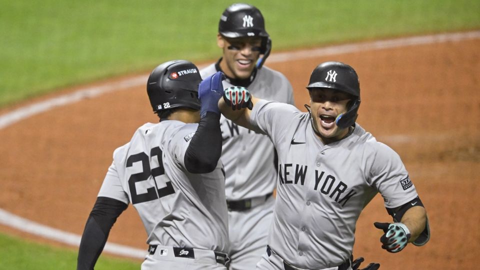 Los jugadores de los Yankees celebran el triunfo ante los Guardians.