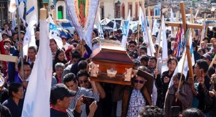 "¡Justicia!": miles acompañan el cuerpo del padre Marcelo Pérez en cortejos fúnebres en Chiapas