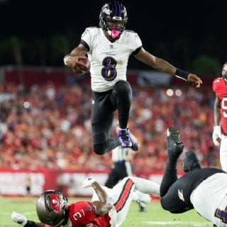 Lamar Jackson, QB de los Ravens, lanza cinco pases de anotación para la victoria ante los Buccaneers