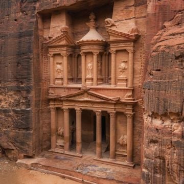 Arqueólogos hallan tumba de 2 mil años de antigüedad en Petra