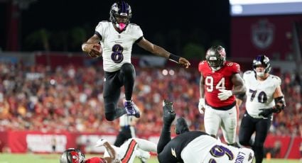 Lamar Jackson, QB de los Ravens, lanza cinco pases de anotación para la victoria ante los Buccaneers