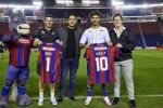 Pierre Gasly, piloto de Alpine, muestra su talento para el futbol en el Estadio Ciudad de los Deportes y le regalan una playera del Atlante