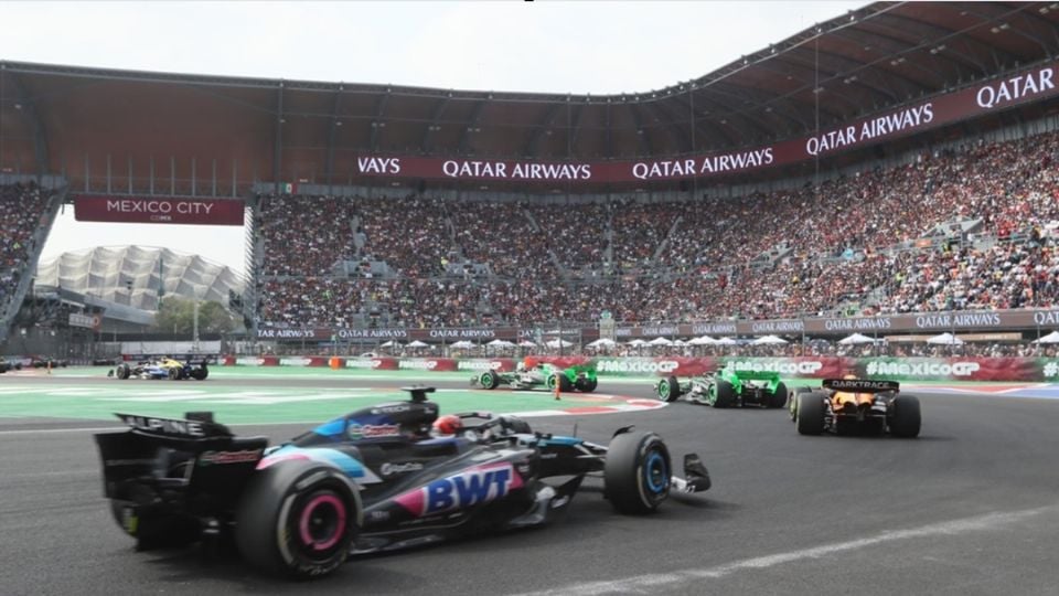 Los pilotos durante la zona de curvas del Gran Premio de México.