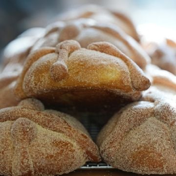 El pan de muerto revive los sentidos desde el primer bocado: así vive México el Día de Muertos