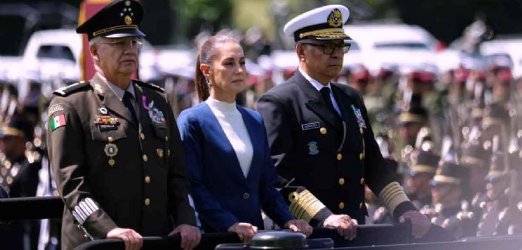 Fuerzas Armadas muestran lealtad a Sheinbaum como su comandanta suprema en una ceremonia histórica