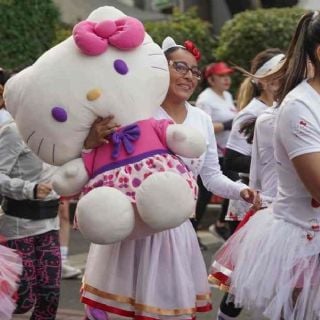 Hello Kitty cumple 50 años y conquista México: un imperio de fans, carreras y cafés temáticos