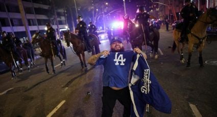 Detienen a 12 personas en Los Ángeles por incendio de un autobús y asaltos durante festejo del título de Dodgers en la Serie Mundial