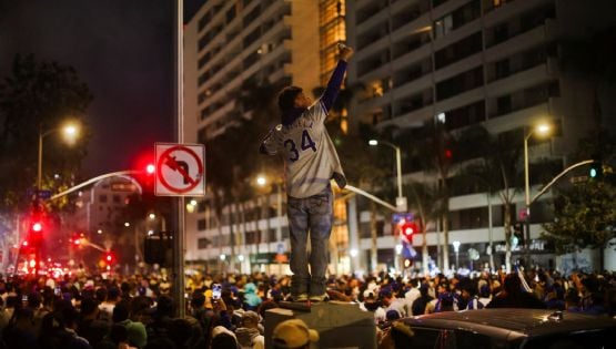 Aficionados celebran título de los Dodgers en Los Ángeles con ambiente mexicano: “Va dedicado a Fernando Valenzuela”