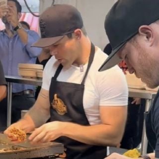 ‘Canelo’ Álvarez se pone el mandil y ayuda a servir en la taquería de su hermano