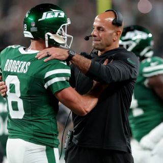 Aaron Rodgers, QB de los Jets, niega mala relación con el coach Robert Saleh pese a roces