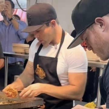 ‘Canelo’ Álvarez se pone el mandil y ayuda a servir en la taquería de su hermano