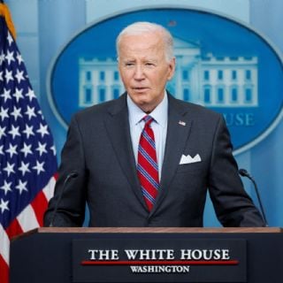 Biden dice no saber si Israel está atrasando un acuerdo de paz para influir en los comicios de EU