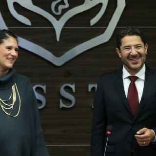 Martí Batres asume la dirección del ISSSTE tras la entrega-recepción con Bertha María Alcalde