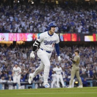 Shohei Ohtani se estrena con jonrón en su primera postemporada y ayuda al triunfo de los Dodgers