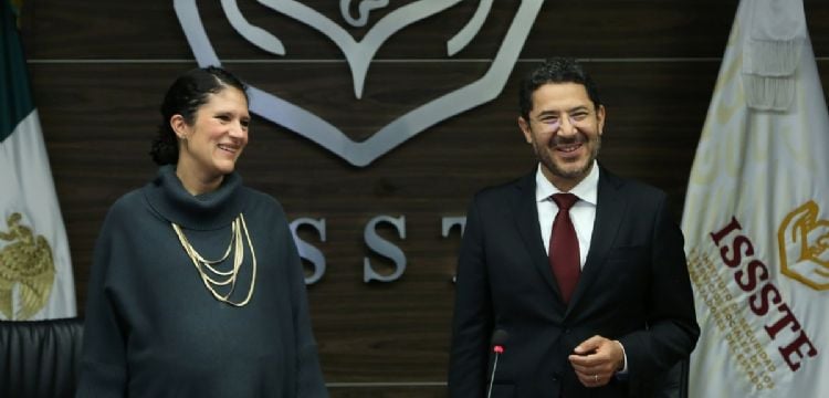 Martí Batres asume la dirección del ISSSTE tras la entrega-recepción con Bertha María Alcalde