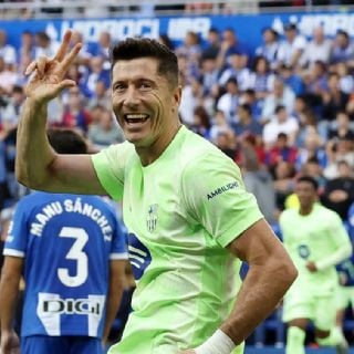 Lewandowski se luce con un triplete y el Barcelona golea al Alavés para reafirmarse como líder